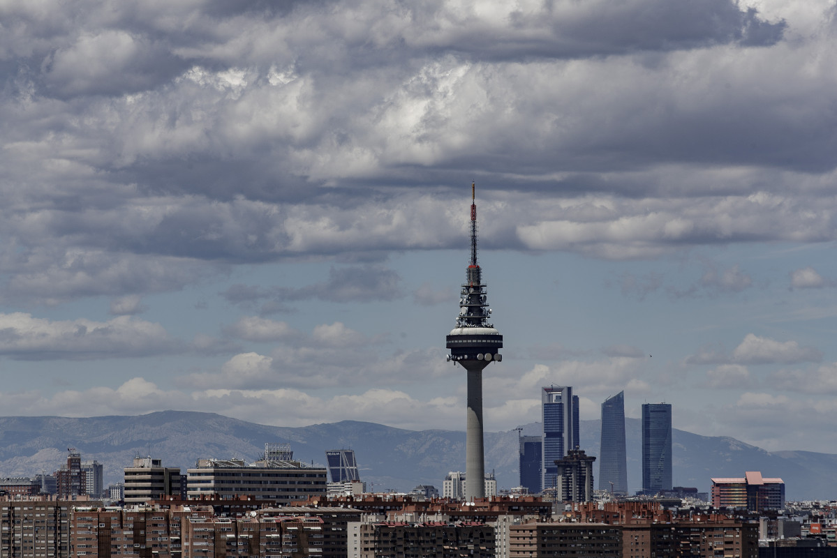 Vista de Madrid, amb Torrespaña i les Quatre Torres a el fons, una vegada que el desconfinamiento durant la desescalada instaurada pel Govern a causa de l'coronavirus ha provocat un augment de l'trànsit de vehicles de combustió, el que es tradueix en un