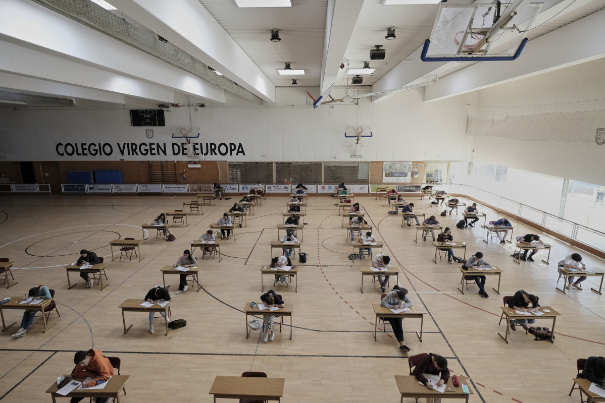 Alumnes de batxillerat de el Col·legi Mare de Déu d'Europa de Boadilla de la Muntanya (Madrid) s'enfronten als primers exàmens presencials després de l'aturada pel coronavirus al poliesportiu de centre