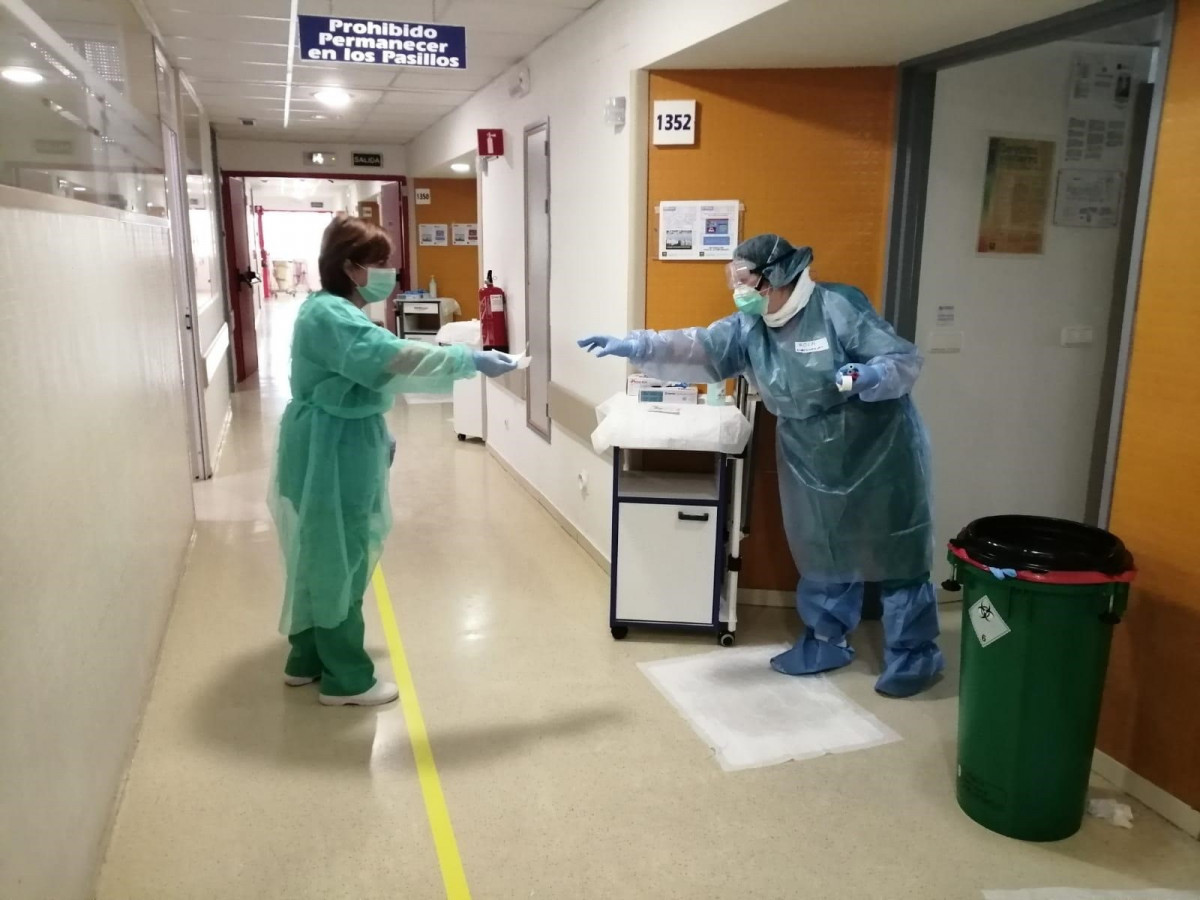 Sanitaris de l'Hospital Reina Sofia que tracten pacients amb el coronavirus, foto d'arxiu