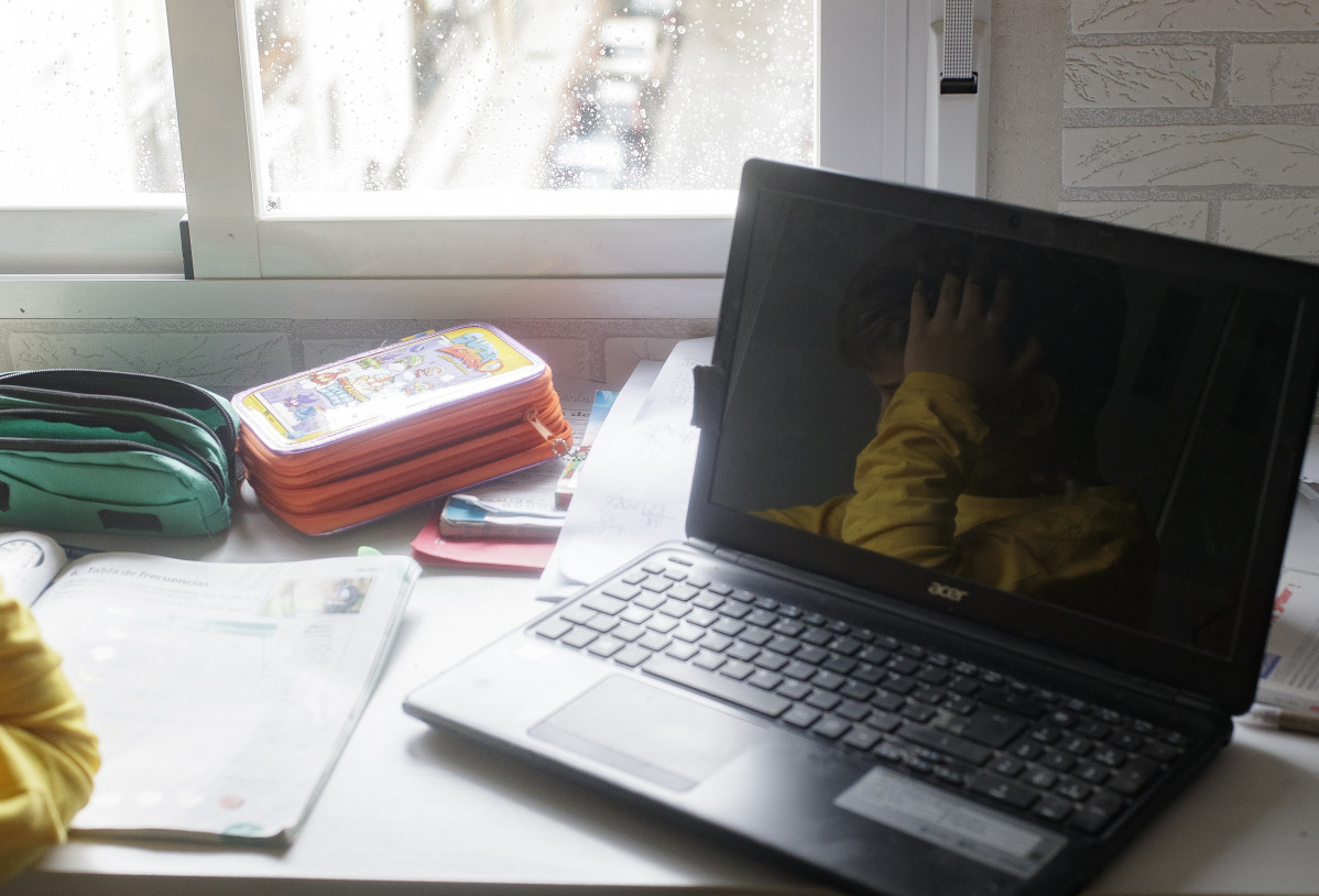 Reflex en un ordinador portàtil d'un nen estudiant, a Madrid (Espanya) a 15 d'abril de 2020.
