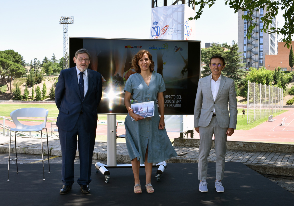 La presidenta de l'CSD, Irene Lozano, entre els presidents d'Espanya Activa, Jaime Lissavetzky, i de l'ADESP, José Hidalgo