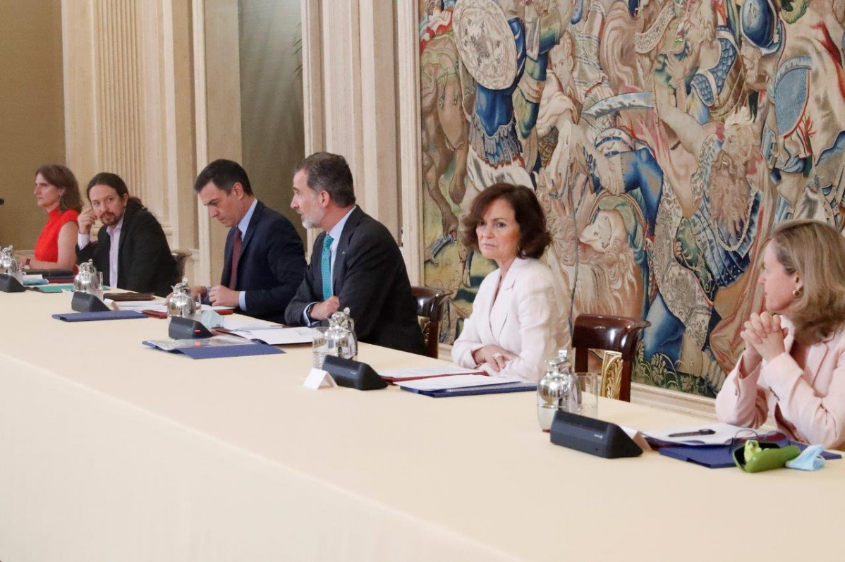 El Rei presideix al Palau de la Zarzuela la reunió de Consell de Seguretat Nacional (CSN), al costat de el president de Govern, Pedro Sánchez (3i), la vicepresidenta primera, Carmen Calvo (2D), el vicepresident segon, Pablo Iglesias (2i ), la ministra