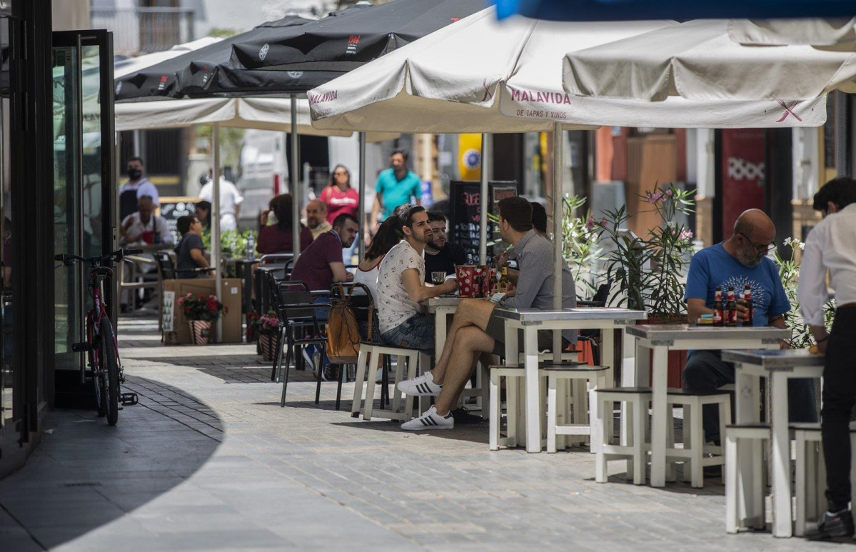 Terrasses de bar en una imatge d'arxiu