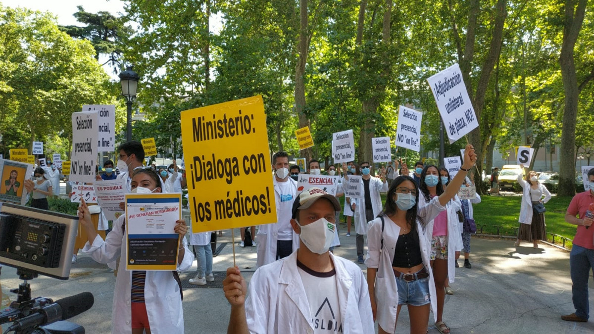 Els sindicats de metges protesten davant el Ministeri de Sanitat per l'elecció telemàtica de l'MIR