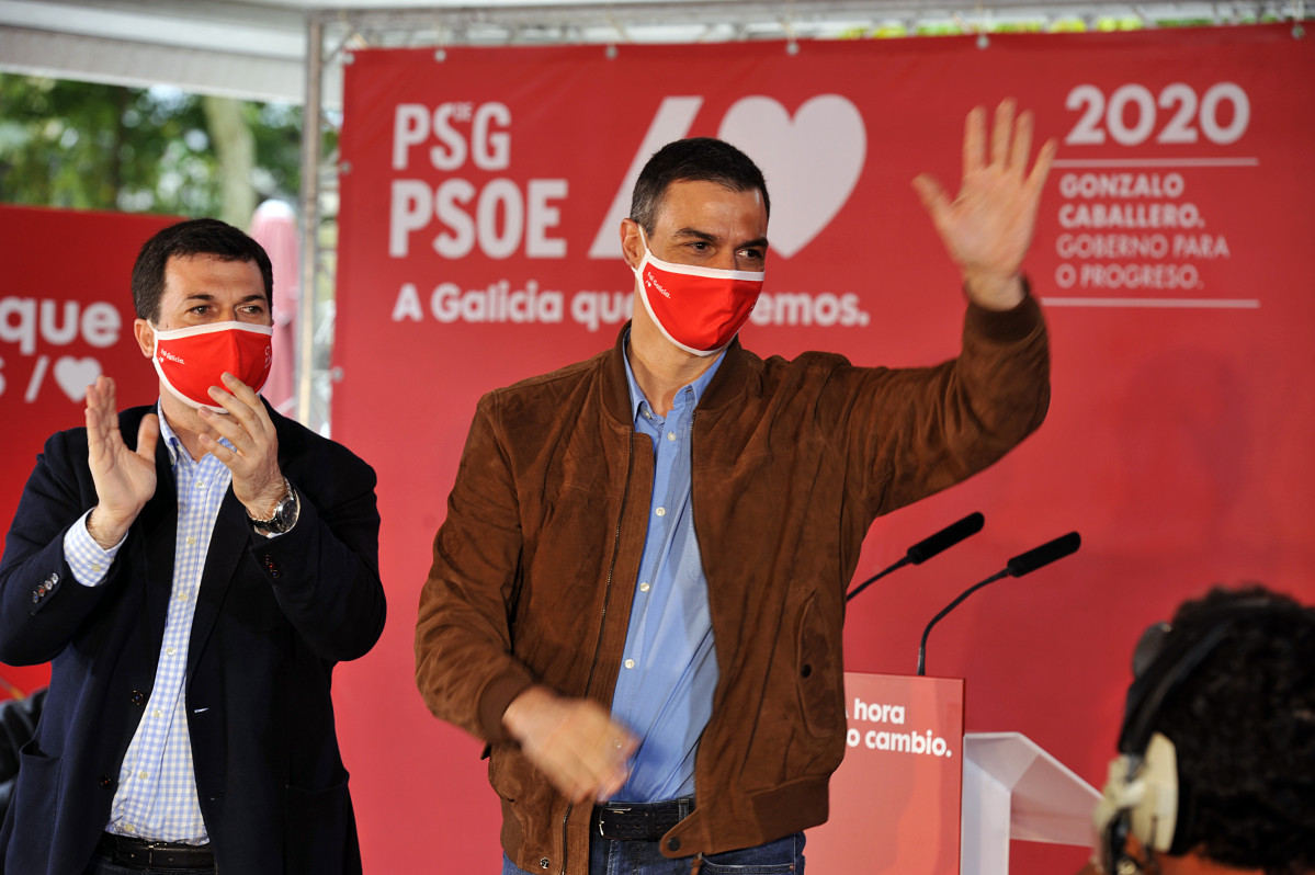 El president de Govern i secretari general de PSOE, Pedro Sánchez (i), durant un míting al costat de l'candidat a la presidència de la Xunta pel PSdeG-PSOE, Gonzalo Caballero (d), en Xardín do P