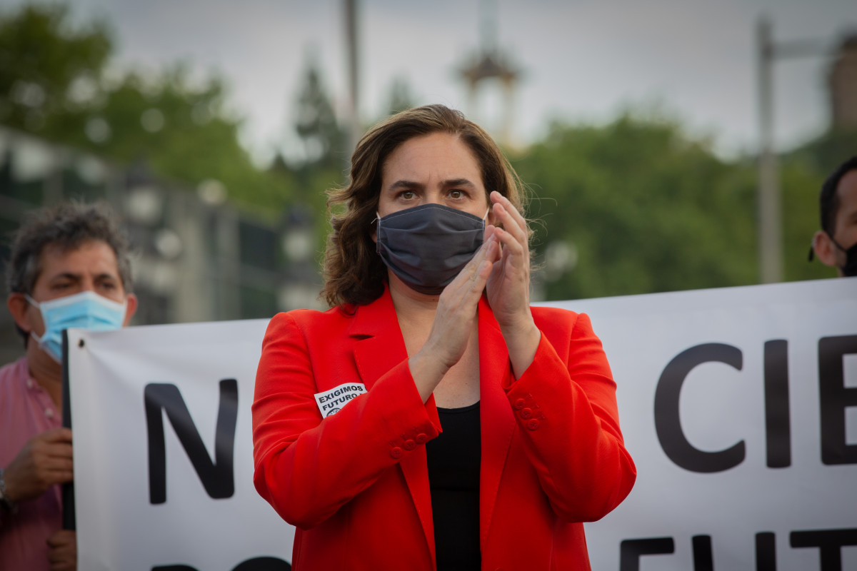 L'alcaldessa de Barcelona, Ada Colau, durant una nova manifestació de treballadors de Nissan a Plaça Espanya, l'11 de juny de 2020.