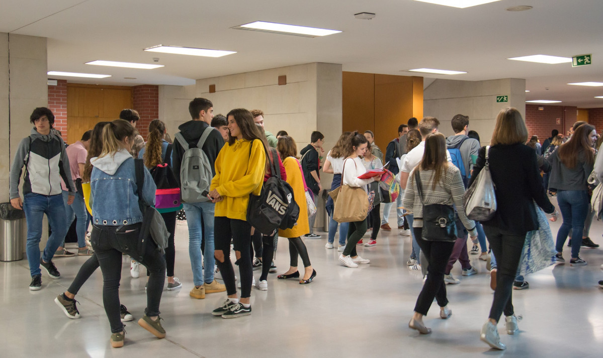 Joves a la Universitat de Cantàbria per a realitzar la prova de la EBAU. arxiu