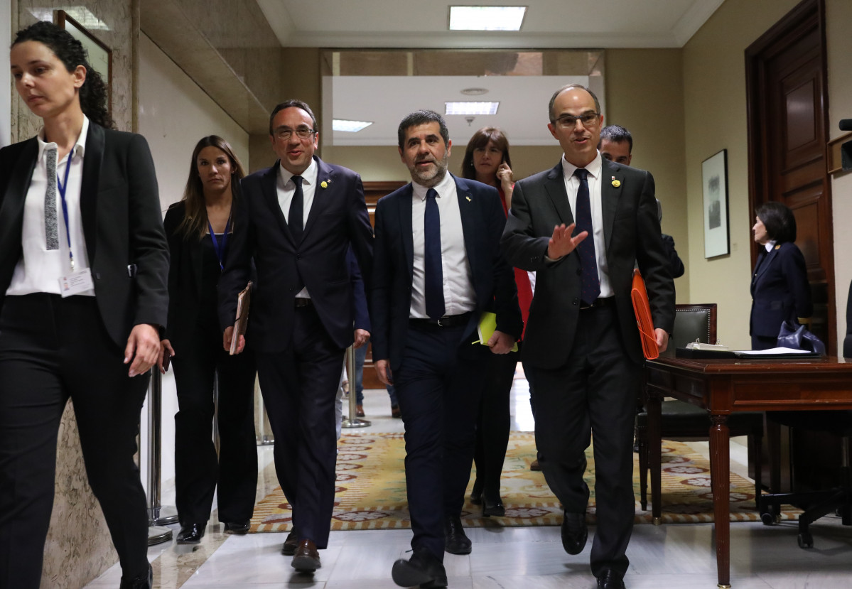 (I-D) El exconsjero de Territori i Sostenibilitat de la Generalitat, Josep Rull; l'expresident de ANC, Jordi Sànchez; i l'exconseller de Presidència, Jordi Turull, tots presos d'El procés, surten de Congrés dels Diputats, on han iniciat els tr