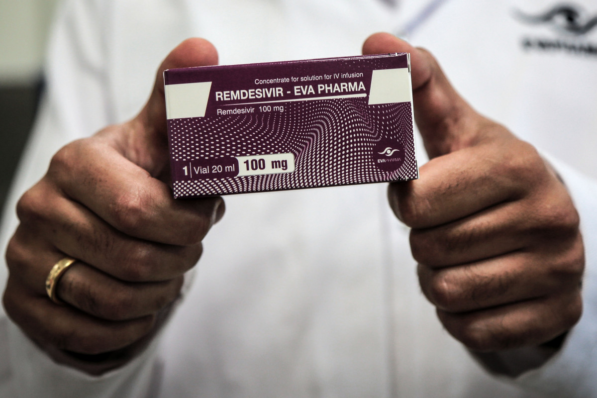 29 June 2020, Egypt, Gizeh: An employee of Egyptian pharmaceutical company Eva Pharma holds a pack containing vials of Remdesivir, a broad-spectrum antiviral medication approved es a specific treatment for COVID-19, at the company s factory, which started