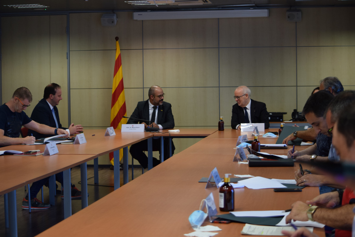 El conseller d'Interior Miquel Buch, el secretari general d'Interior Brauli Duart i el directorgGeneral de la Policia Pere Ferrer signen 15 acords de millores laborals amb els sindicats de Mossos.