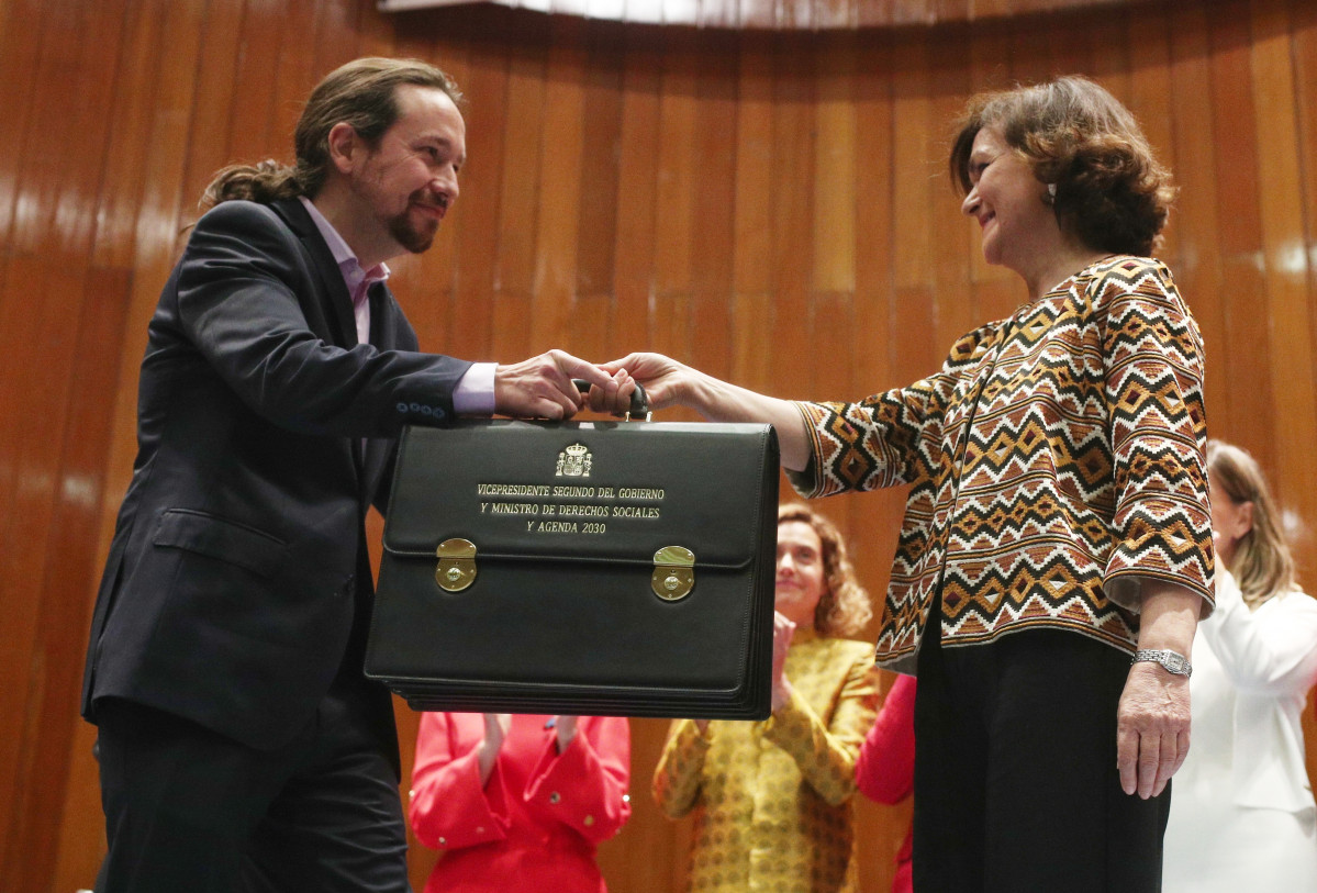 El vicepresident de Drets Socials i Agenda 2030 per al Govern de coalició de PSOE i Unides Podem en la XIV Legislatura, Pablo Iglesias, rep la seva cartera de mans de la vicepresidenta primera, Carmen Calvo, a la seu de l'Ministeri de Sanitat
