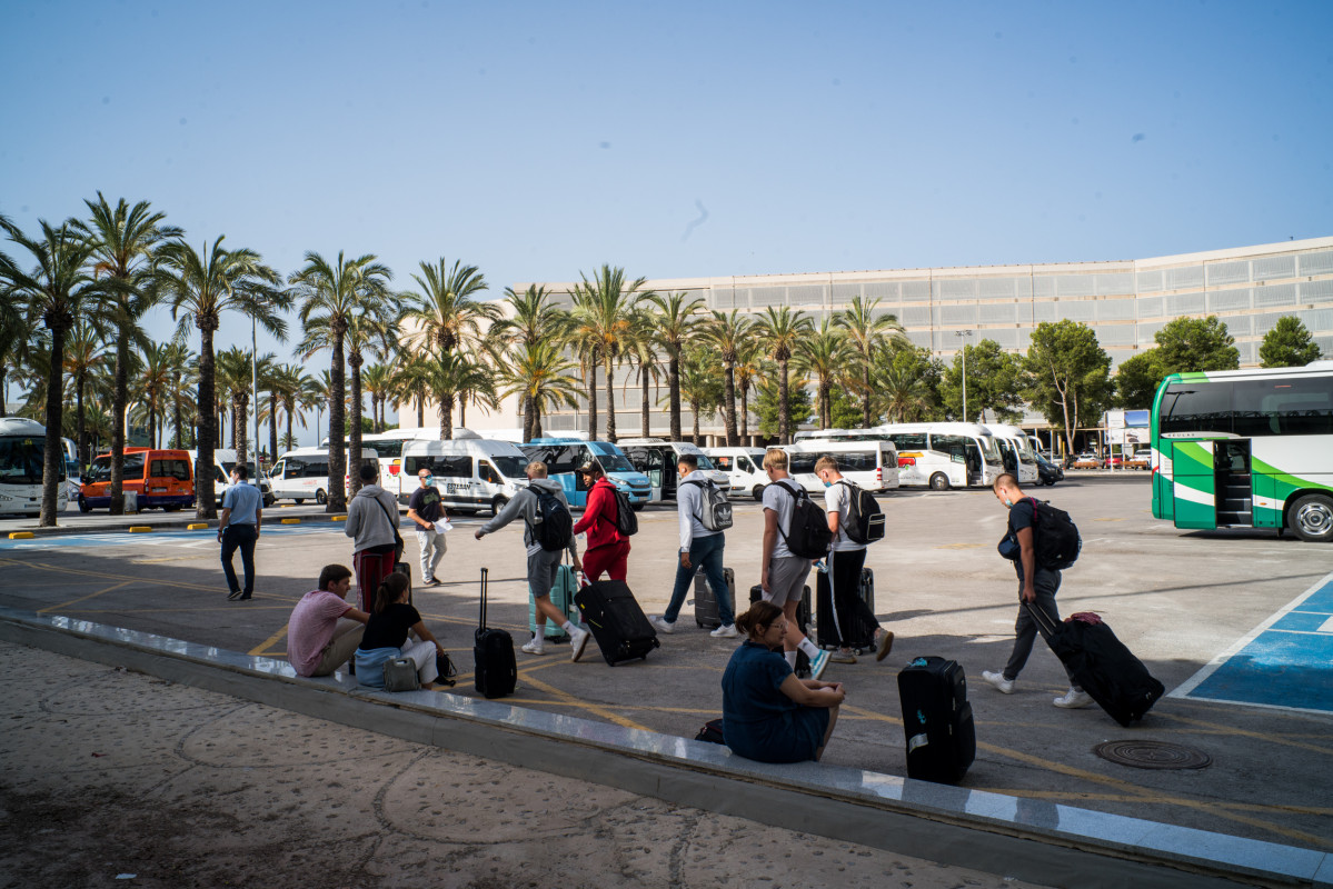 Passatgers amb maletes surten de l'Aeroport de Palma de Mallorca el dia de la reobertura de les fronteres d'Espanya després del seu tancament pel Covid-19, a Palma de Mallorca, Illes Balears (Espanya) a 1 de juliol de 2020.