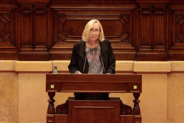 La diputada d'el PSC Assumpta Escarp durante el ple de Parlament de el 4 de juny de l'any 2020