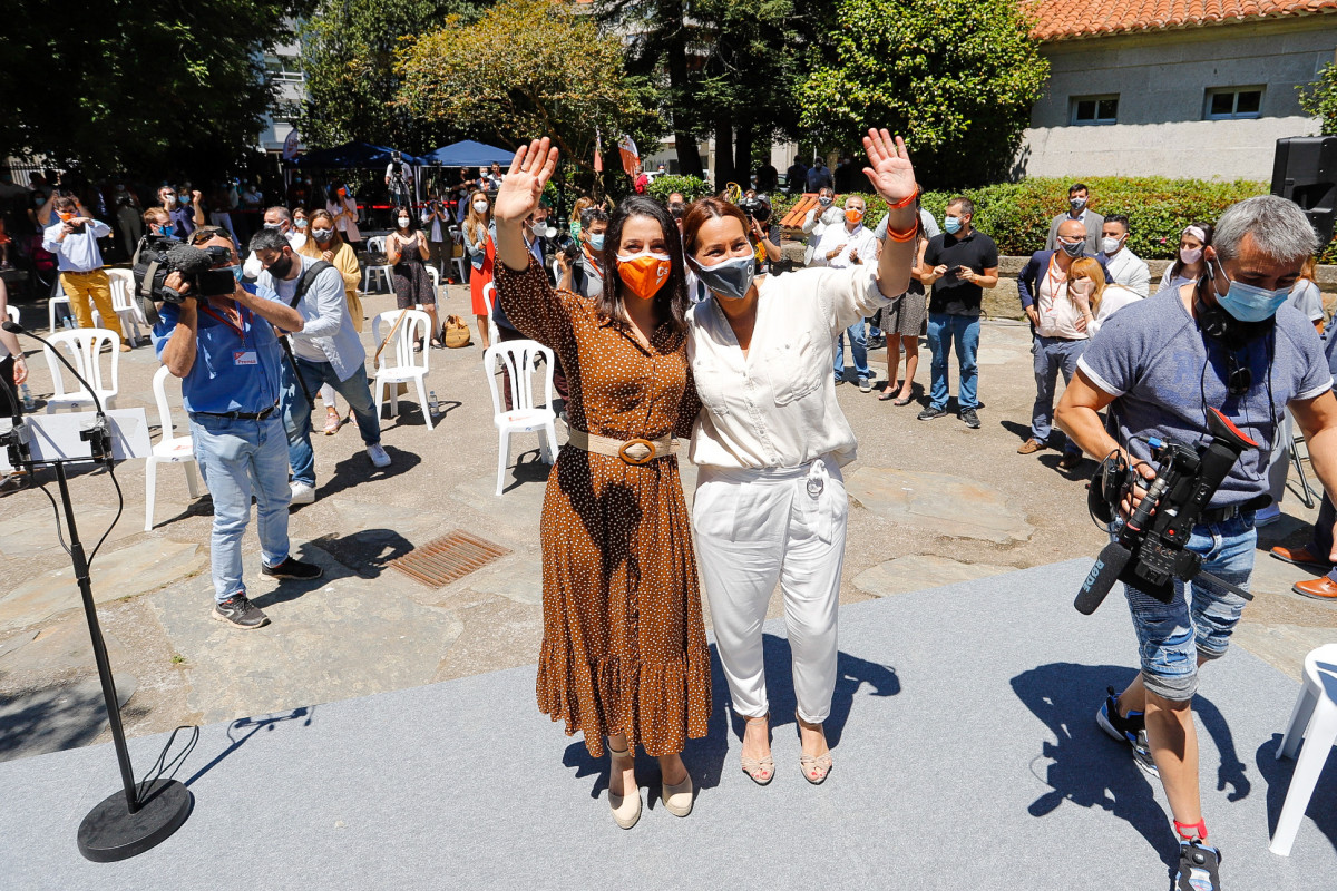 La candidata a la Xunta, Beatriz Pino, i la presidenta de Ciutadans, Inés Arrimadas García, saluden el arribar a un 'Trobada Ciutadana' a Vigo (Pontevedra / Galícia / Espanya), a 4 de juliol de 2020.
