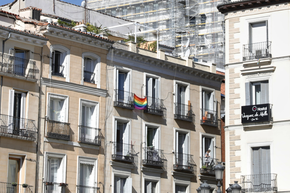 Banderes LGTB al barri de Chueca, el dia en què té lloc la manifestació de l'Orgull Estatal LGTBI de 2020 en format exclusivament online. A Madrid (Espanya) a 4 de juliol de 2020.