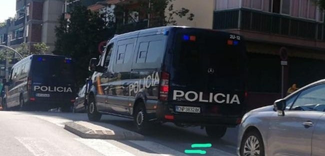 Un Furgó de la Policia Nacional a l'Operatiu contra el gihadisme a Badalona.