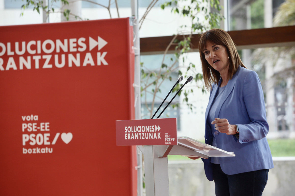 La candidata socialista a lehendakari dels comicis bascos del 12 de juliol, Idoia Mendia, durant la seva intervenció en un acte electoral a Sant Sebastià.