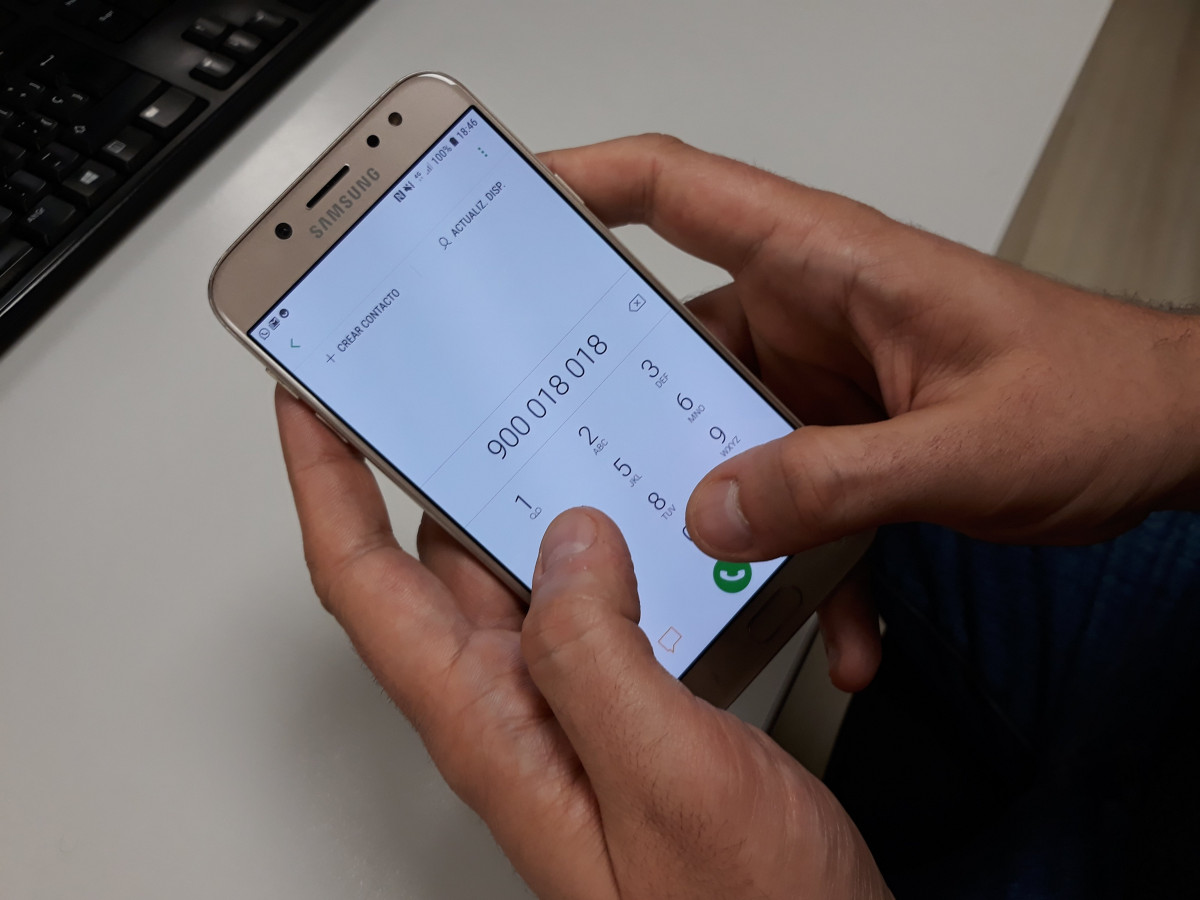 Una persona truca a el telèfon de l'assetjament escolar