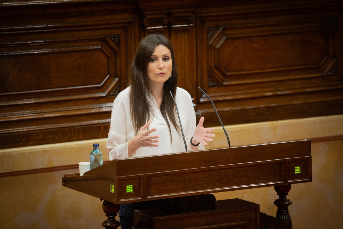 La diputada de Ciutadans Lorena Roldán, durant la seva intervenció en una sessió plenària en què es debat la gestió de les residències per a gent gran i per a persones amb discapacitat durant la pandèmia de l'COVID-19.