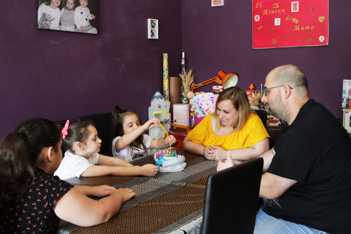 EuropaPress 3225641 miriam francisco pares 3 nenes canovelles barcelona participen programa