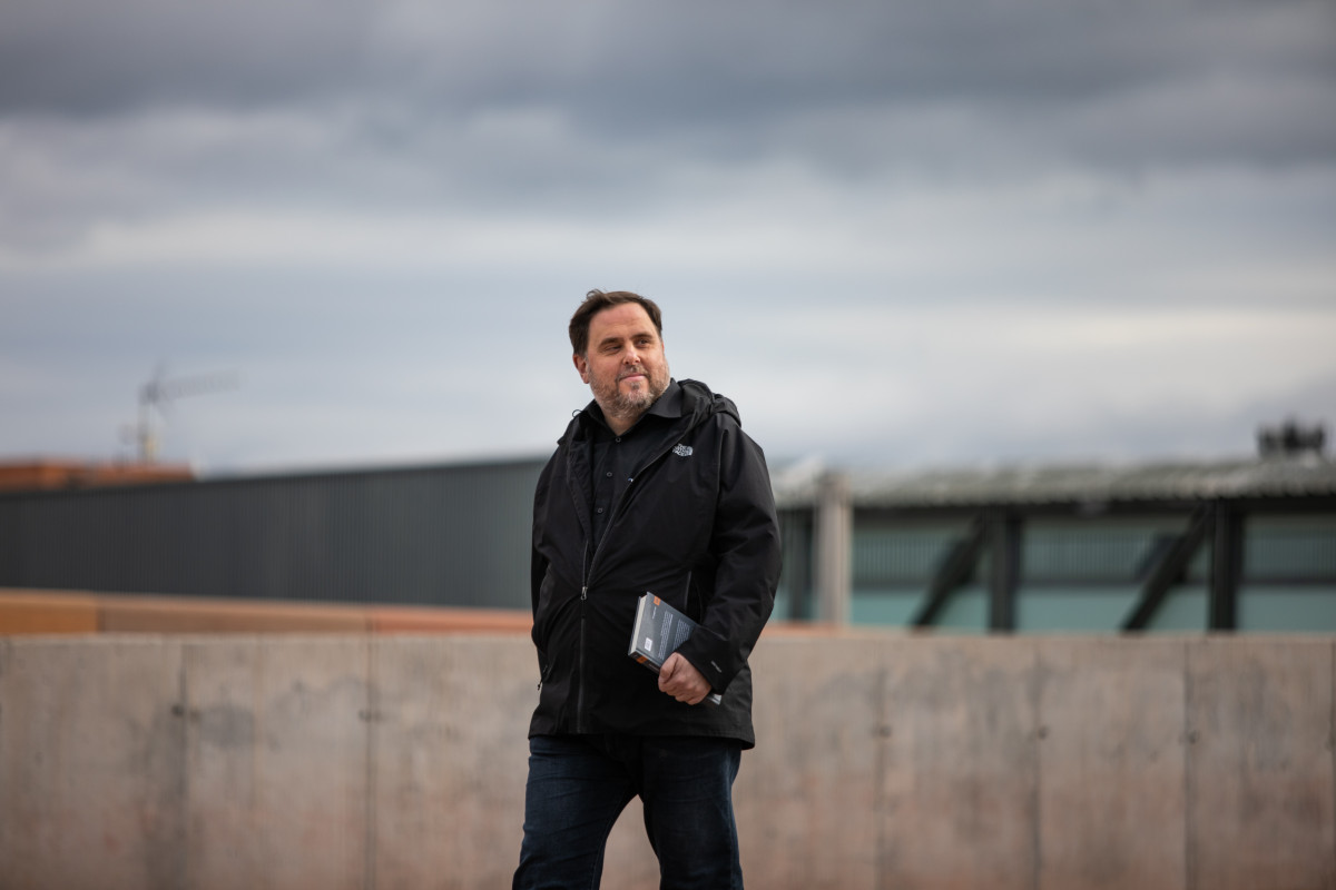 El líder d'ERC, Oriol Junqueras, condemnat a 13 anys de presó per sedició i malversació a la sentència del 'procés', camina per sortir del Centre Penitenciari Lledoners (on porta pr