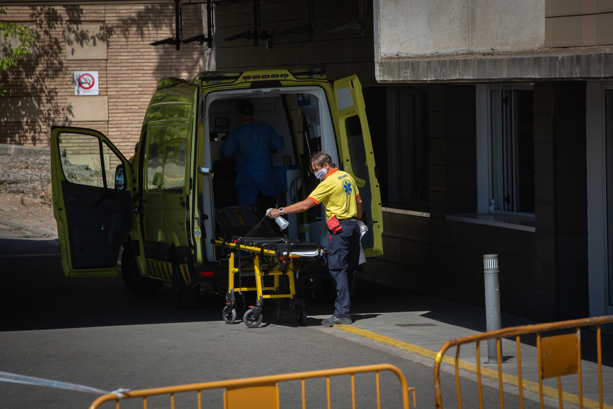 Un sanitari desinfecta una llitera d'una ambulància a l'Hospital Universitari Arnau de Vilanova de Lleida, capital de la comarca de Segrià, a Lleida, Catalunya (España), a 6 de juliol de 2020