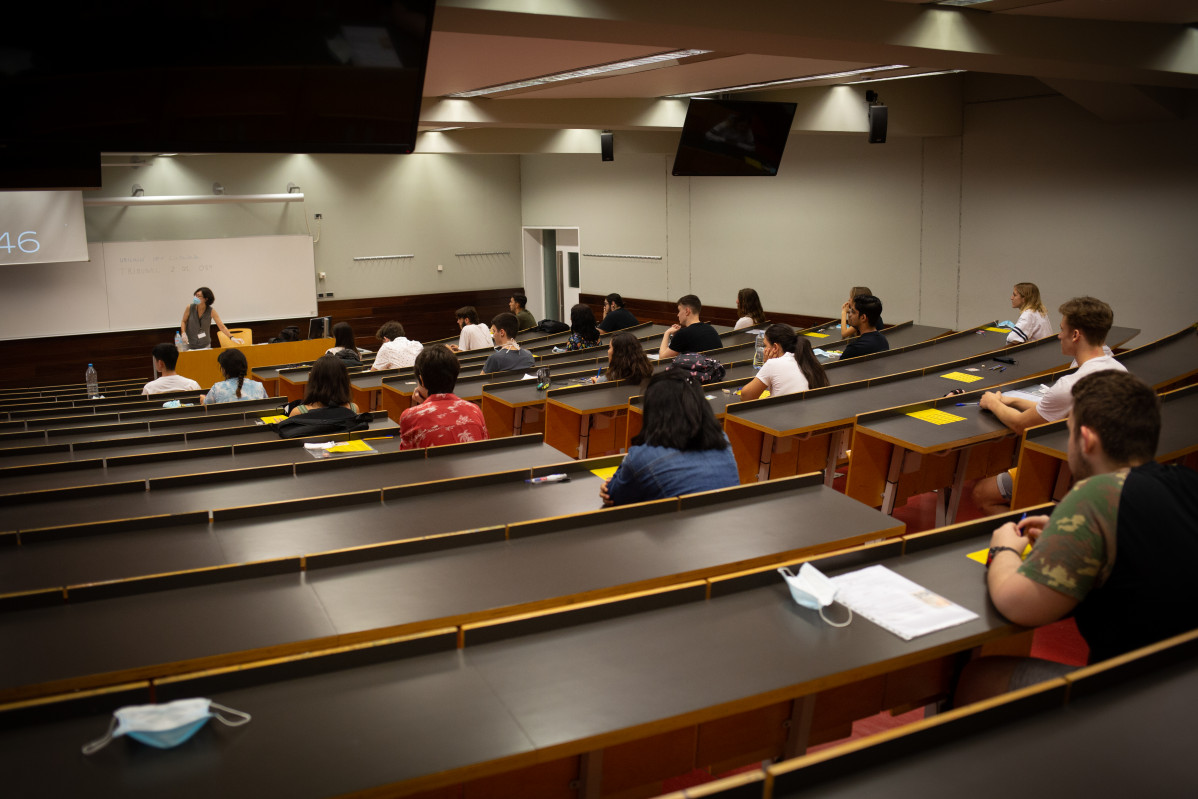 Estudiants de batxillerat Abans de Començar a els exàmens de les Proves d'Accés a la Universitat (PAU), a Campus Ciutadella a Barcelona, Catalunya (Espanya), a 7 de juliol de 2020