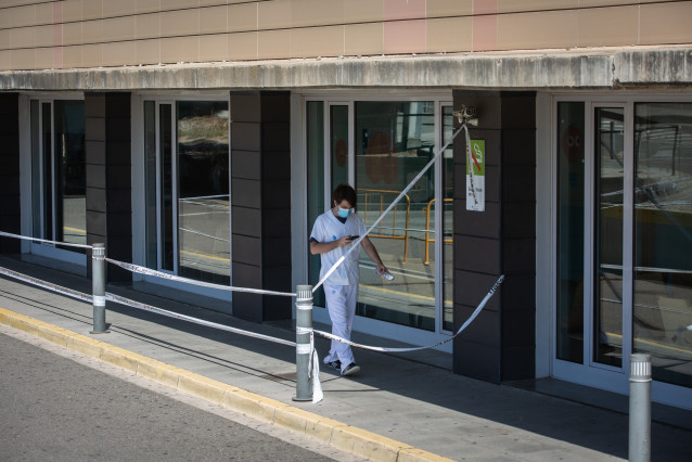 Un sanitario camina por el exterior del Hospital Universitario Arnau de Vilanova de Lleida, capital de la comarca del Segrià, en Lleida, Catalunya (España), a 6 de julio de 2020. El presidente de la Generalitat, Quim Torra, anunció el pasado sábado el con