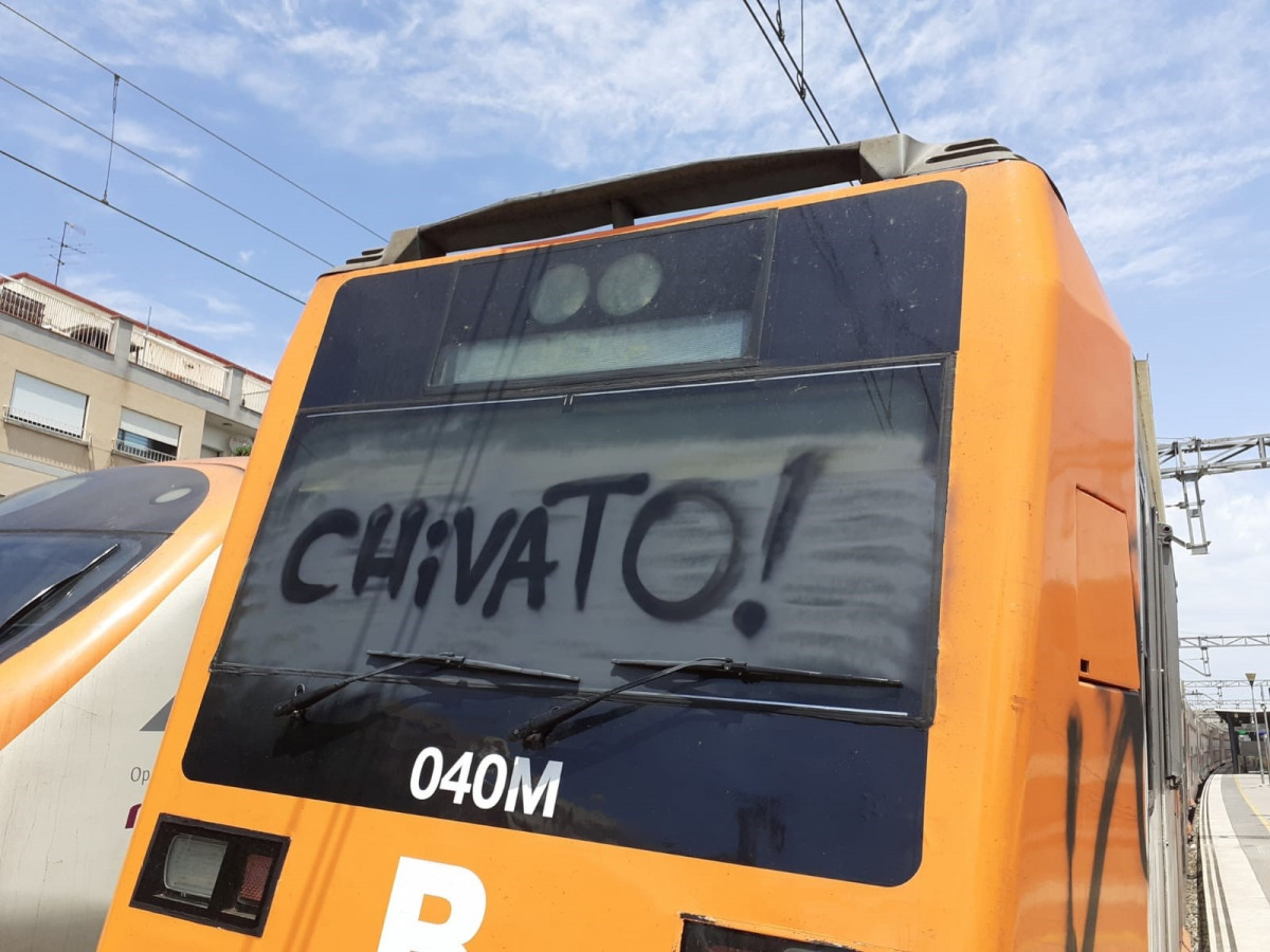 Tren amb la pintada 'Chivato!' aparcat a Gavà