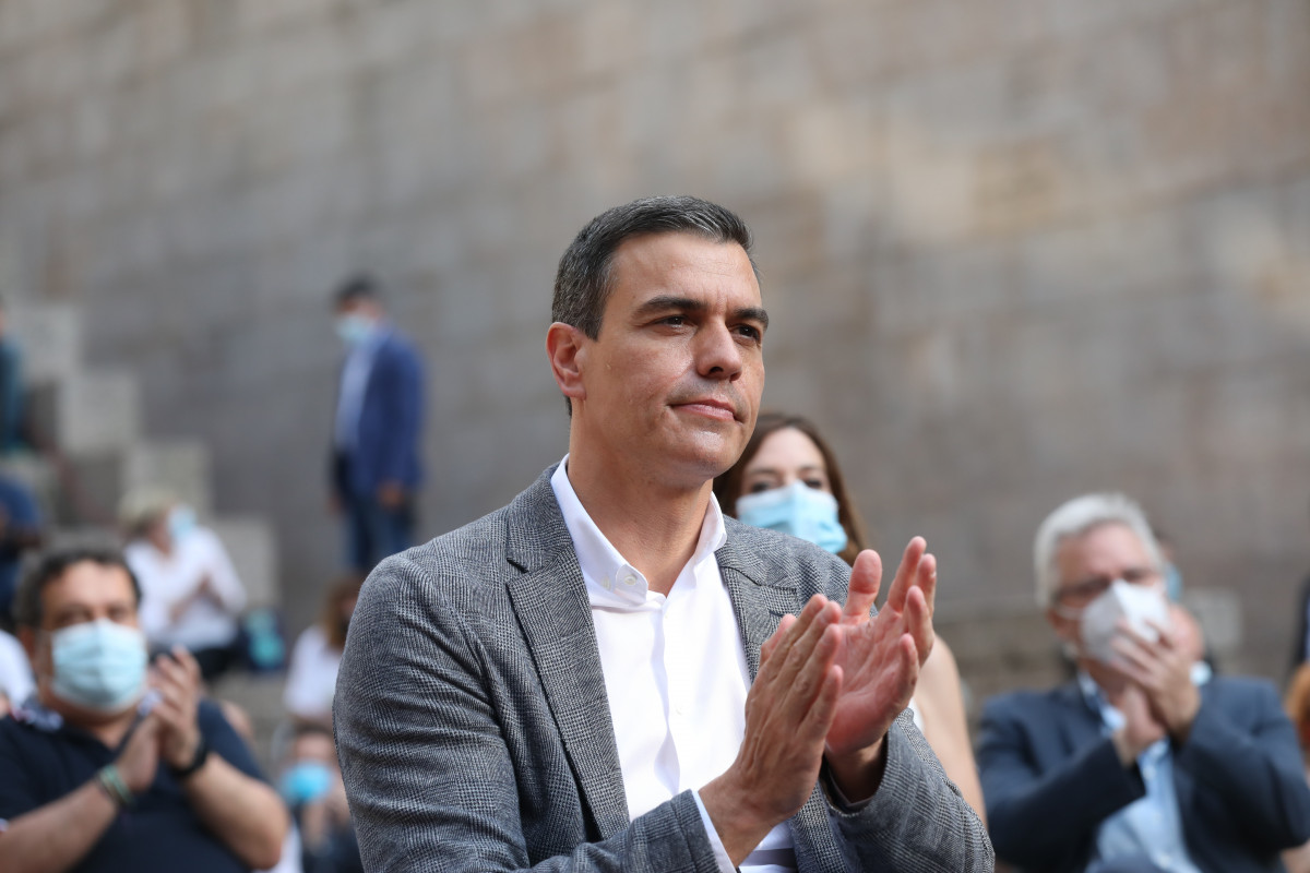 El president de Govern, Pedro Sánchez, aplaudeix en un acte a la Plaça dels Furs de Vitòria, per donar suport a la candidata a lehendakari d'el PSE-EE, Idoia Mendia, a Vitòria-Gasteiz, Àlaba, Paí