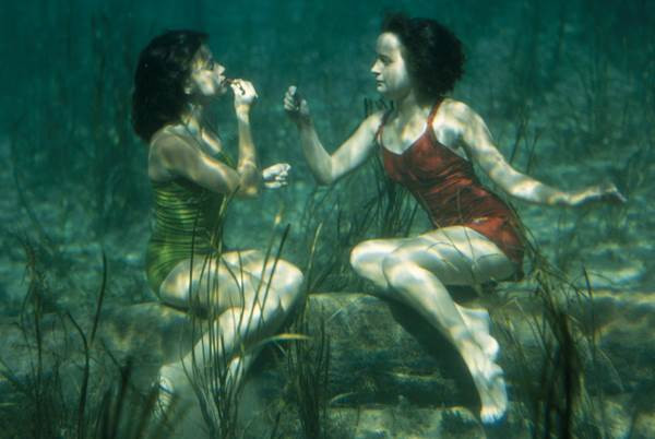 Cultura Women Dos artistes es pinten els llavis sota l'aigua a Wakulla Spring Foto J. Baylor Roberts, 1944