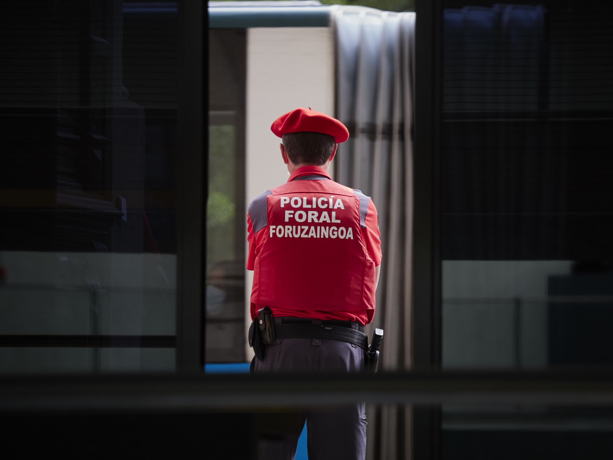 Un policia foral vigila als voltants de el Parlament de Navarra en el qual s'ha celebrat un ple