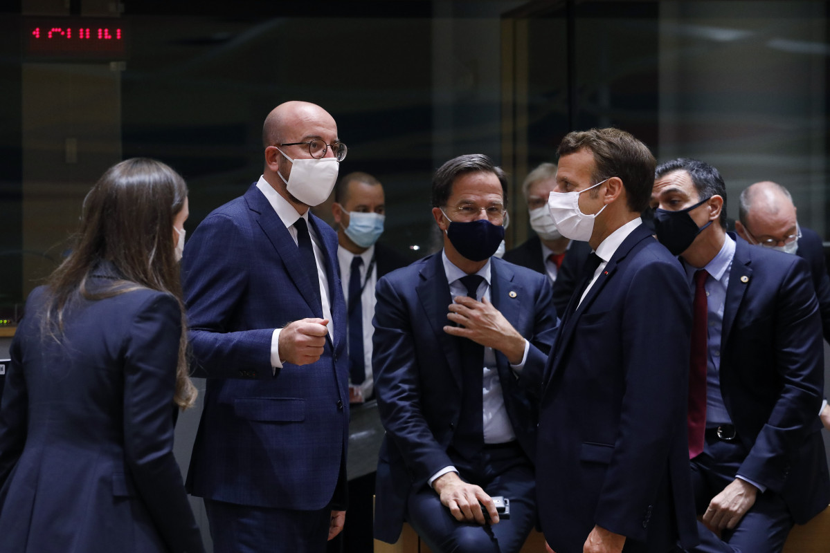 HANDOUT - 20 July 2020, Belgium, Brussels: (L-R) Finland 's Prime Minister Sanna Marin, European Council President Charles Michel, Dutch Prime Minister Mark Rutte, French President Emmanuel Macron and Spanish Prime Minister Pedro Sanchez talk during the f
