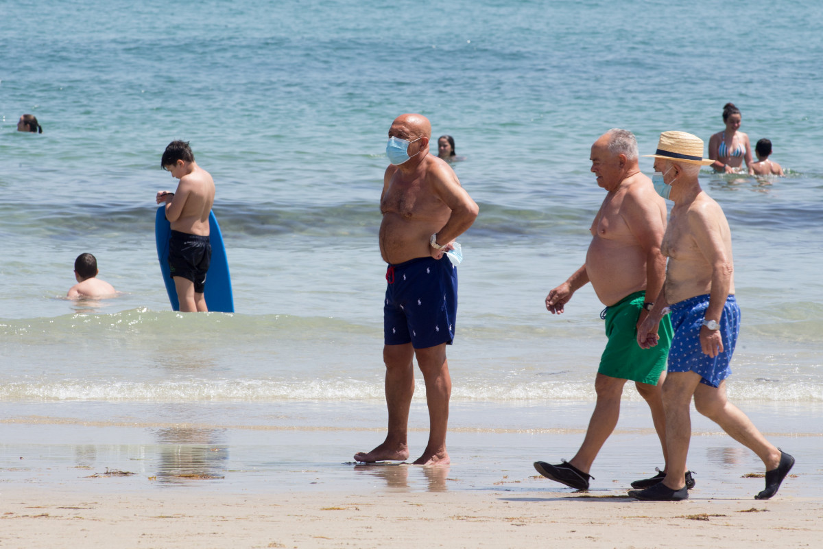 EuropaPress 3228432 tres homes protegits mascaretes passegen platja Rapadoira foz comarca