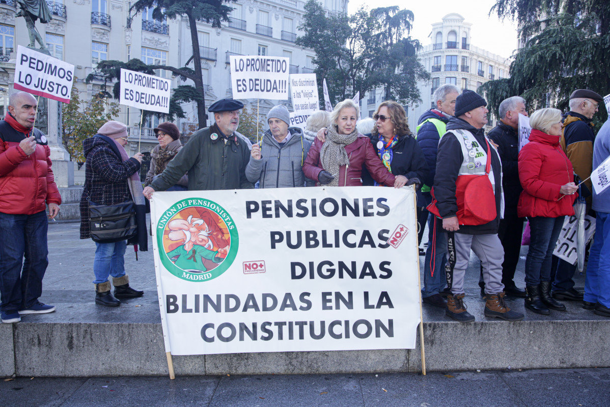 Diversos pensionistes moguts per la plataforma de pensionistes en una manifestació anterior davant el Congfresop