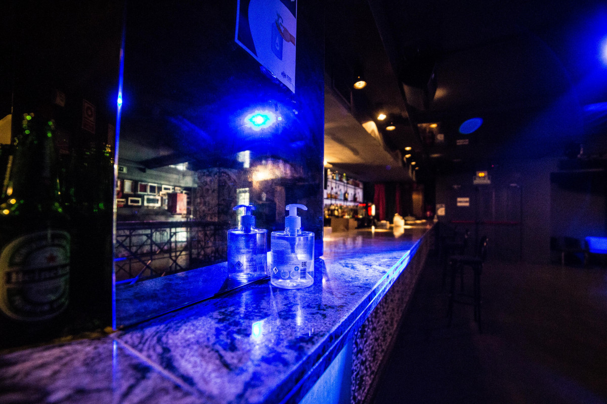 Gel desinfectant en una barra de discoteca