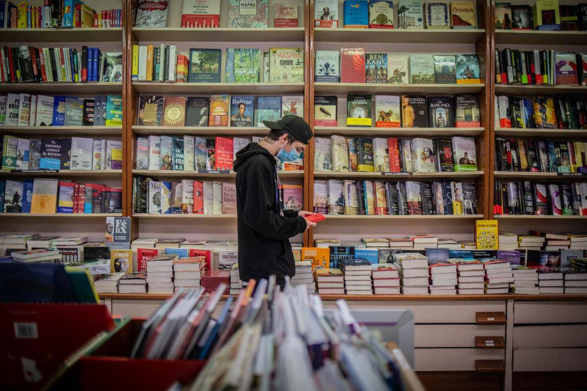 EuropaPress 2865752 jove s'observa llibre papereria donem col·lectiu roman tancat pandèmia