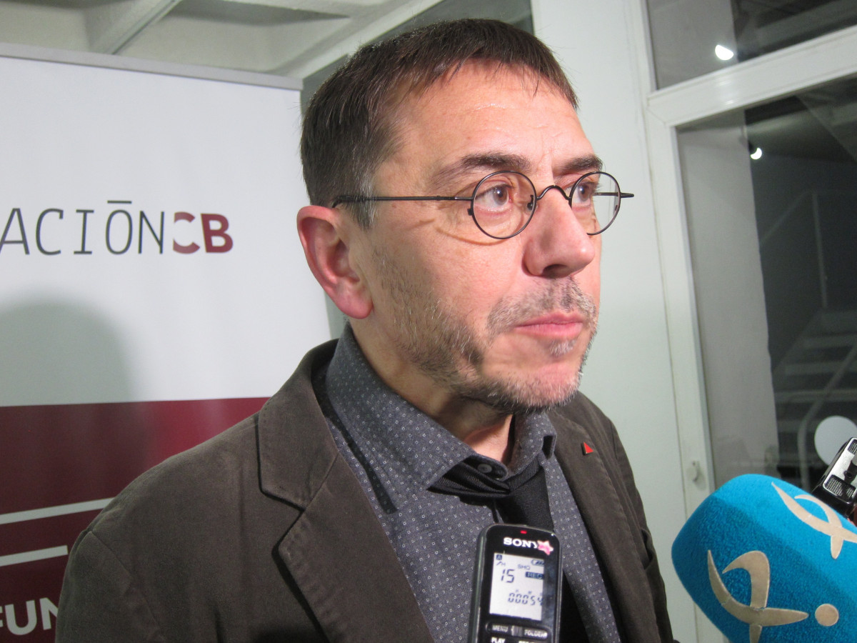 El cofundador de Podem Juan Carlos Monedero, atén els mitjans a Badajoz
