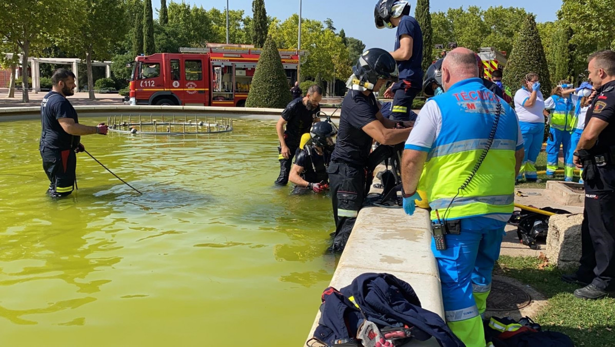 Bombers de Móstoles i personal de l'SUMMA 112 a la font ornamental on ha mort un jove de 16 anys ahorago.