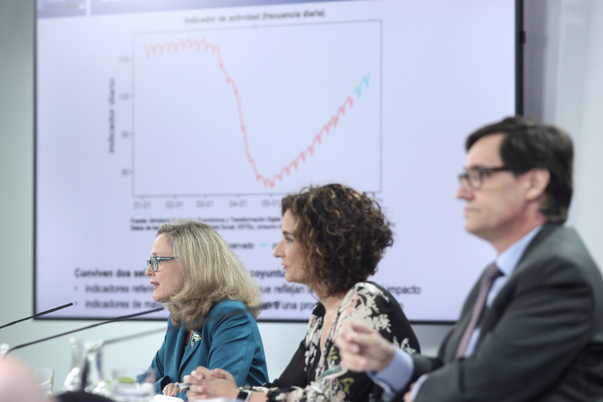 (I-D) La vicepresidenta d'Afers Econòmics i Transformació Digital, Nadia Calviño; la ministra portaveu i d'Hisenda, María Jesús Montero; i el ministre de Sanitat, Salvador Illa.