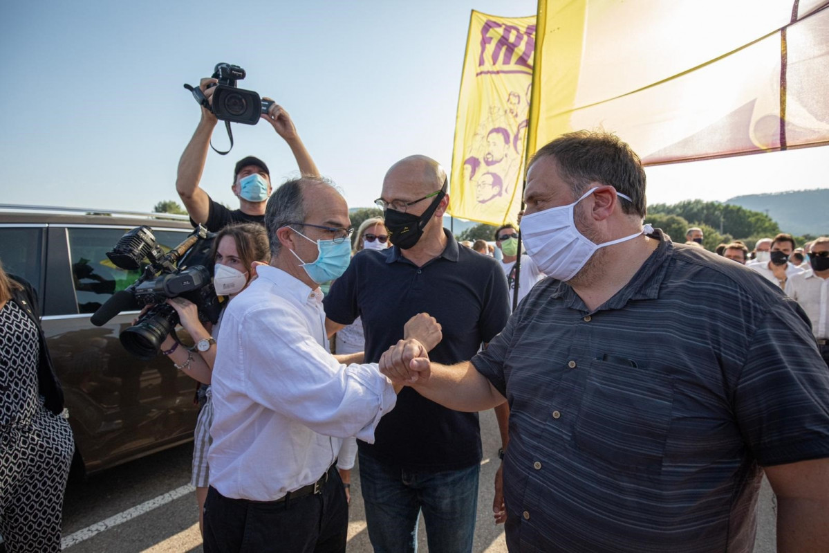 L'exvicepresident de la Generalitat i condemnat per l'1-O, Oriol Junqueras, al costat dels exconsellers i també condemnats Raül Romeva i Jordi Turull, abans de tornar a ingressar a la presó de L