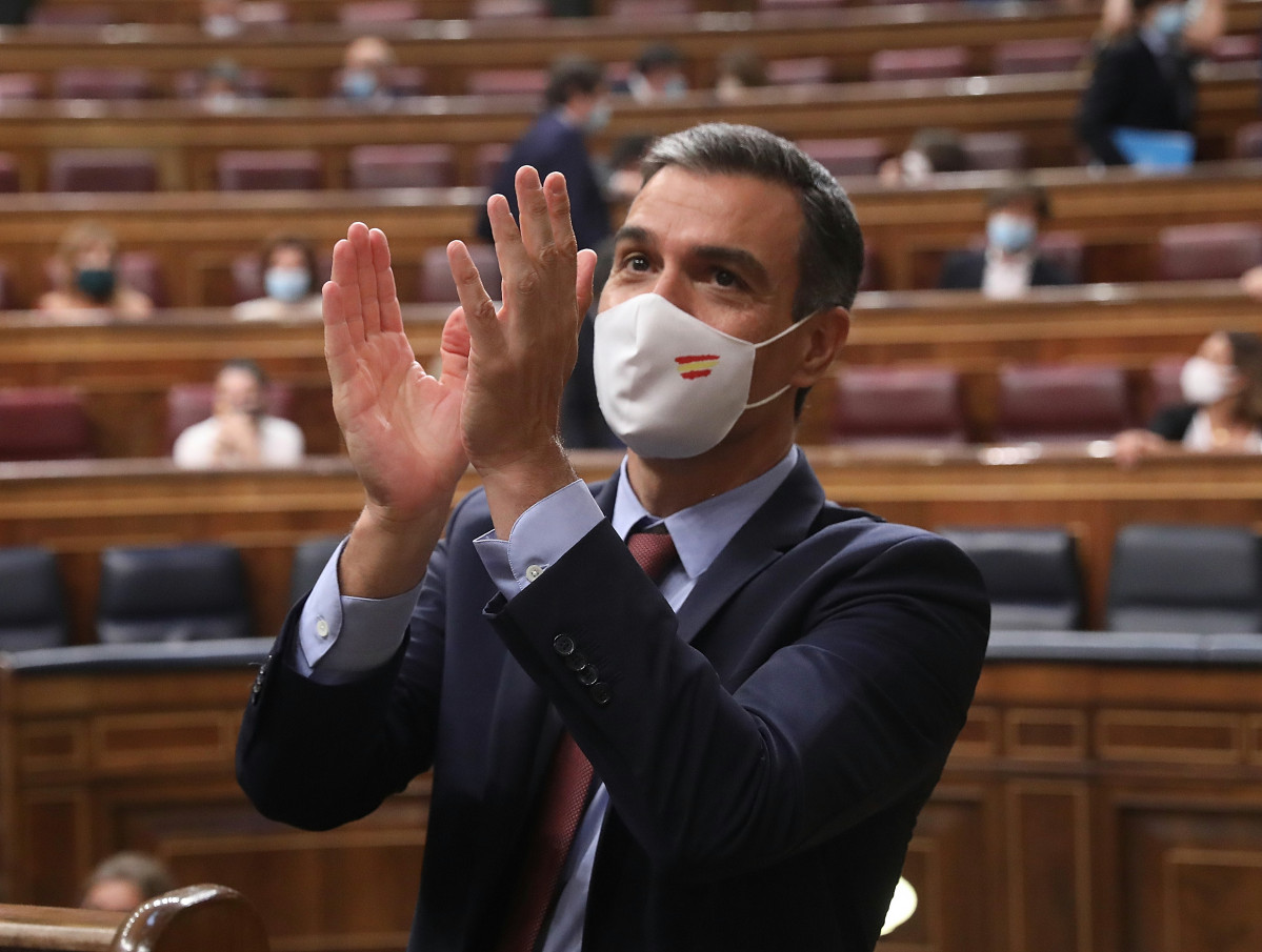 El president de Govern, Pedro Sánchez, aplaudeix després de la seva intervenció en una sessió plenària al Congrés,