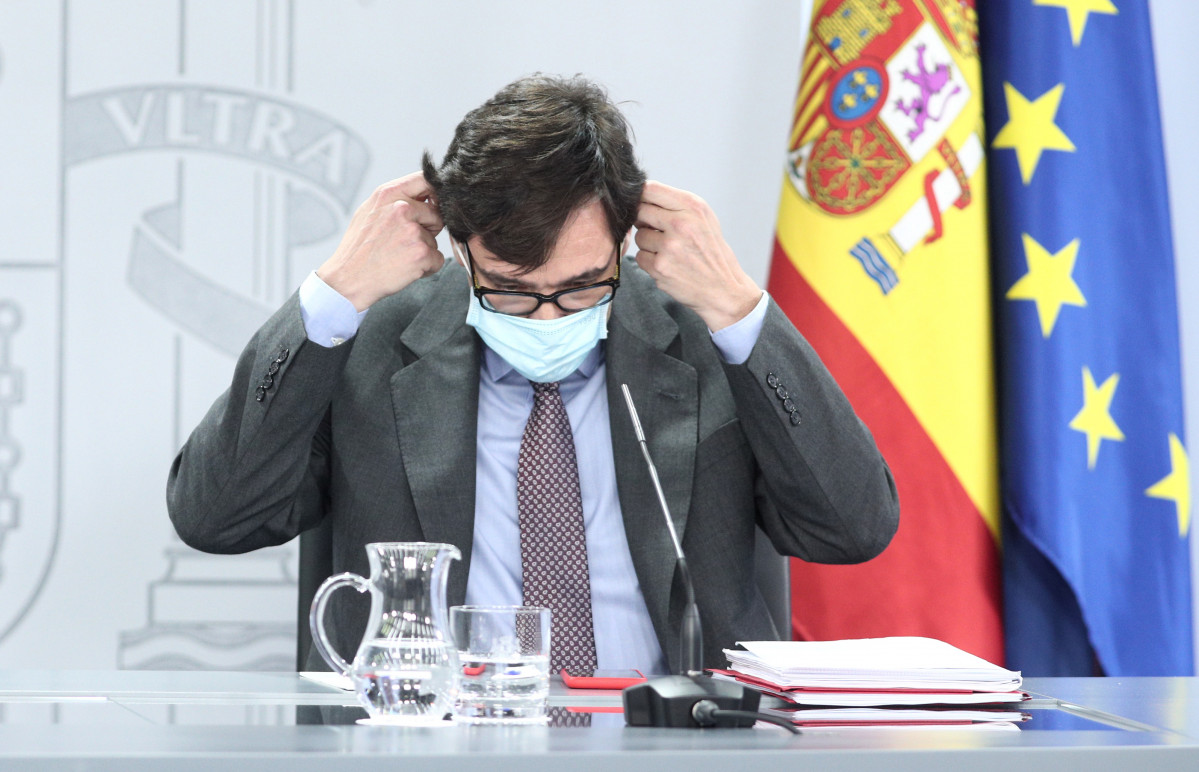 El ministre de Sanitat, Salvador Illa, es treu la màscara moments abans de comparèixer en roda de premsa posterior a Consell de Ministres celebrat a Moncloa, Madrid (Espanya), 14 de juliol de 2020.