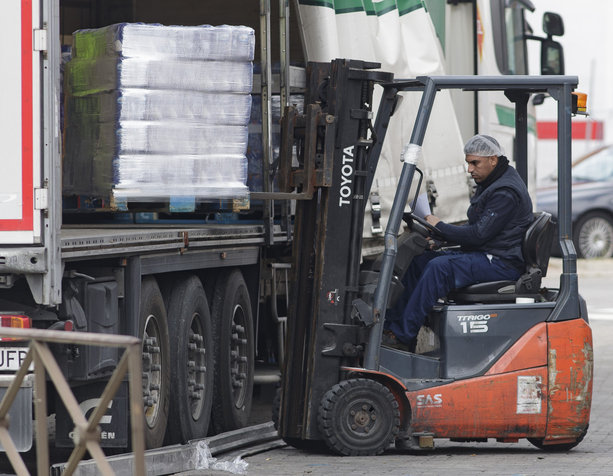 Un home treballa al Polígon Industrial de Vallecas a Madrid.