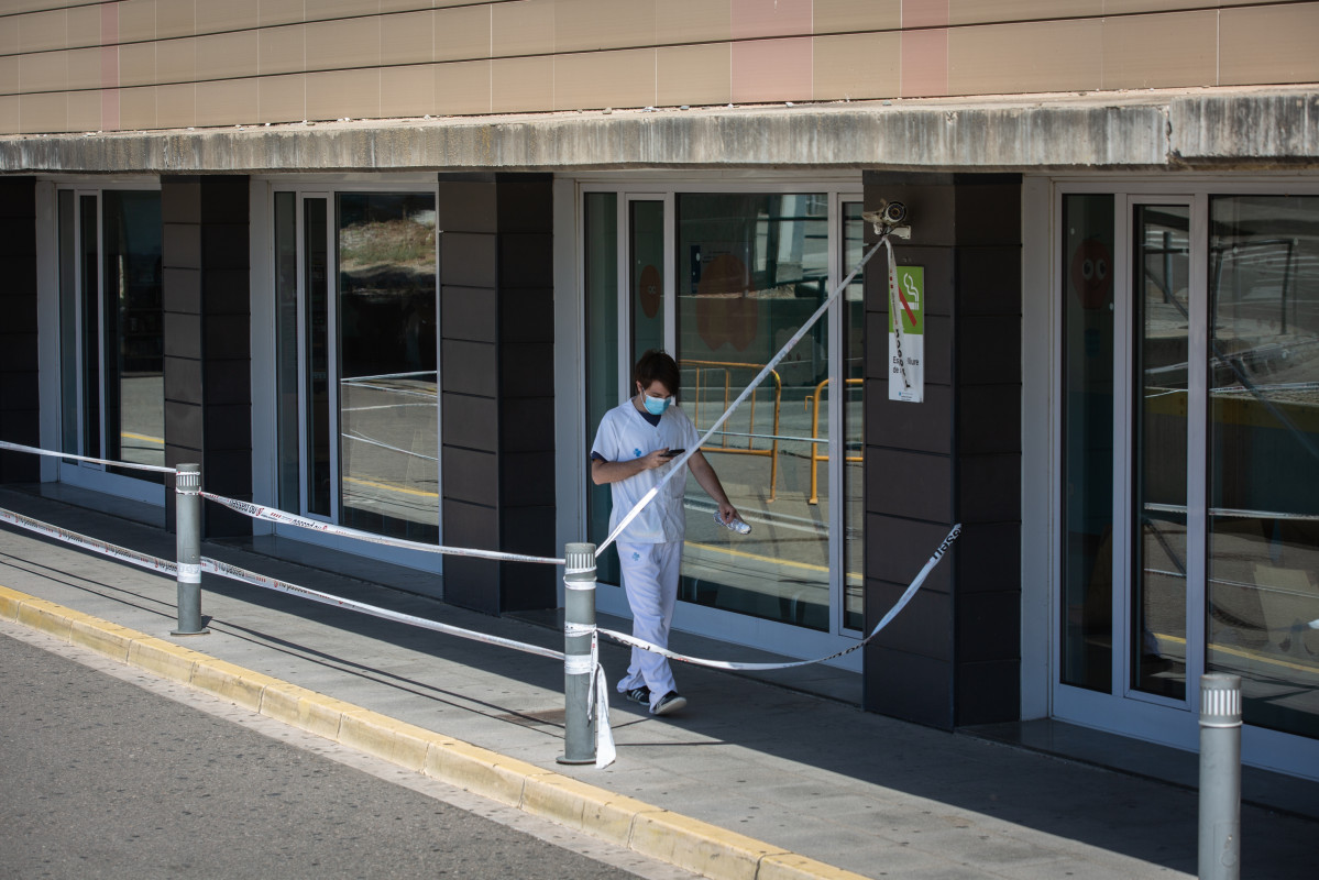 Un sanitari camina per l'exterior de l'Hospital Universitari Arnau de Vilanova de Lleida, capital de la comarca de Segrià, a Lleida, Catalunya (España), a 6 de juliol de al 2020 (arxiu).