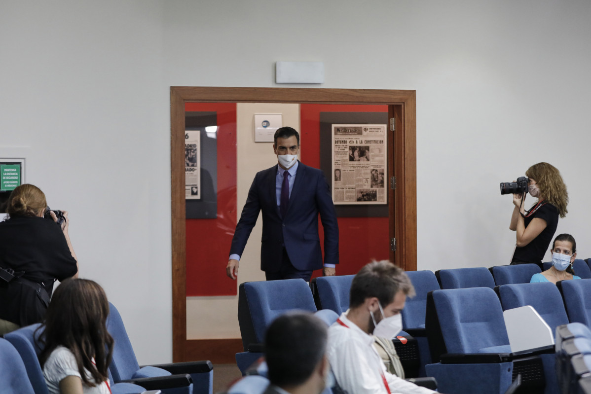 El president de Govern, Pedro Sánchez, a l'arribar per oferir l'última roda de premsa posterior a la reunió de Consell de Ministres i abans de les vacances, a la Moncloa, a Madrid (Espanya), a 4 d'agost de 2020