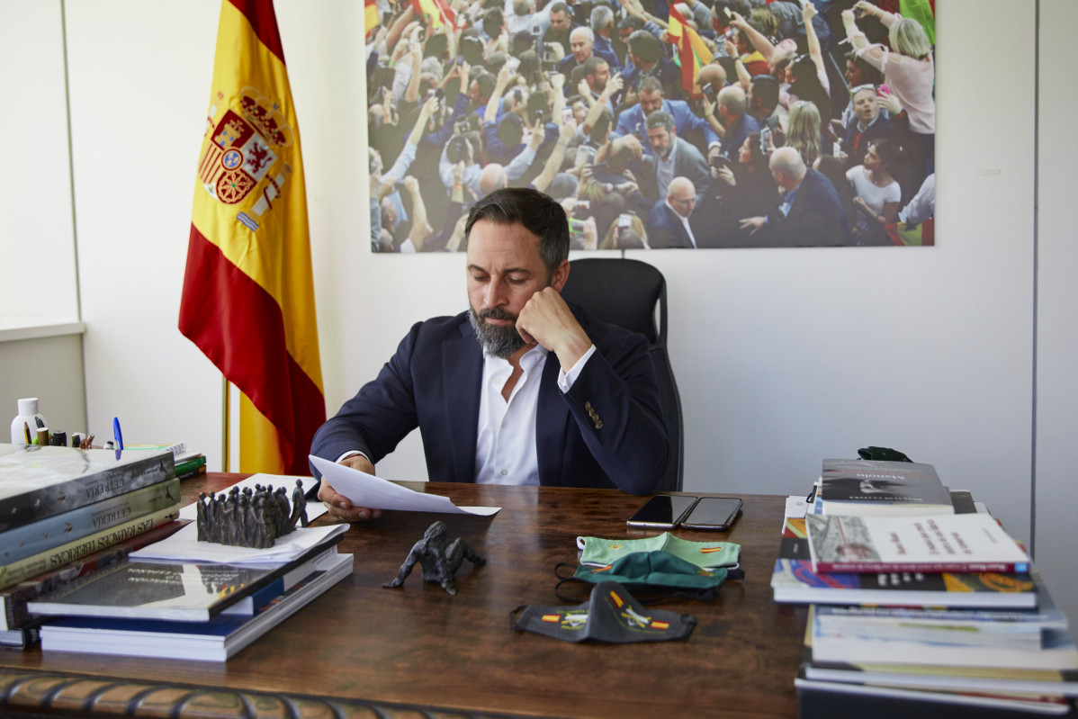 El president de Vox, Santiago Abascal, posa al seu despatx