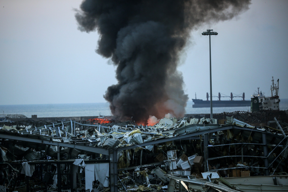 Una columna de fum després de les explosions al port de la capital del Líban, Beirut