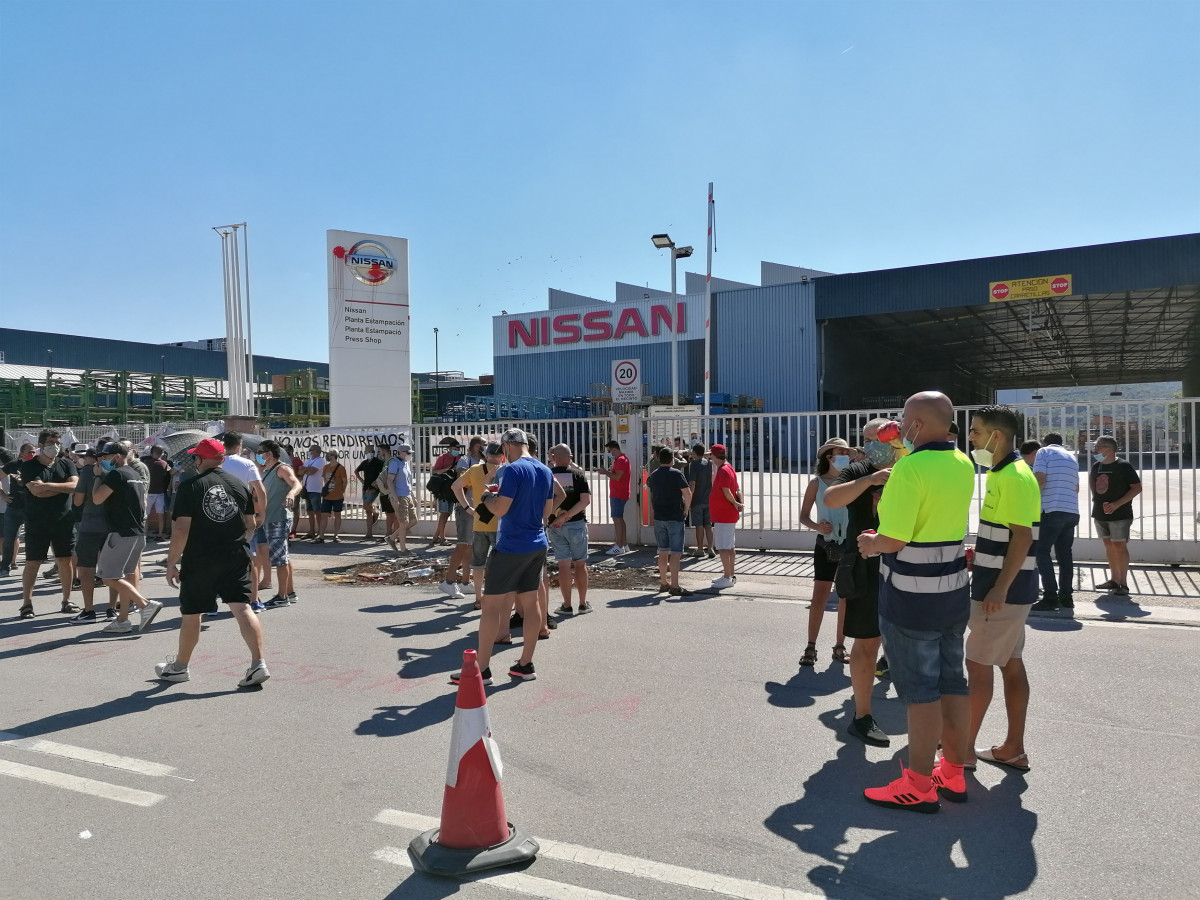 Treballadors davant la fàbrica de Nissan a Montcada i Reixac (Barcelona), abans de l'assemblea per votar l'acord de tancament amb la direcció.