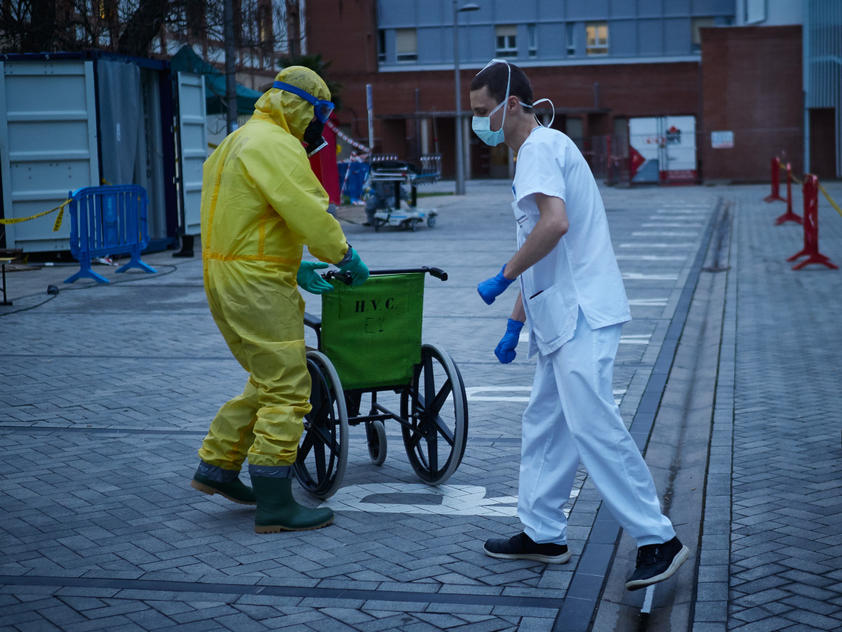 Un voluntari de DYA Navarra s'encarrega de la desinfecció dels exteriors de l'Hospital de Navarra durant la quarta setmana de confinament per l'Estat d'Alarma decretat pel Govern d'Espanya amb motiu de l'coronavirus, COVID-19. A Pamplona, N